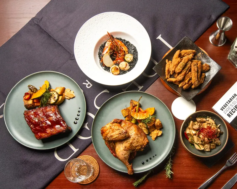 尋暱餐酒館的料理:墨魚燉飯、炭烤豬肋排、烤半雞與炸雞柳